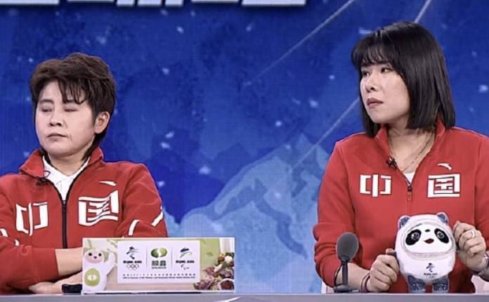 他掀开裙子把舌头伸进去gif